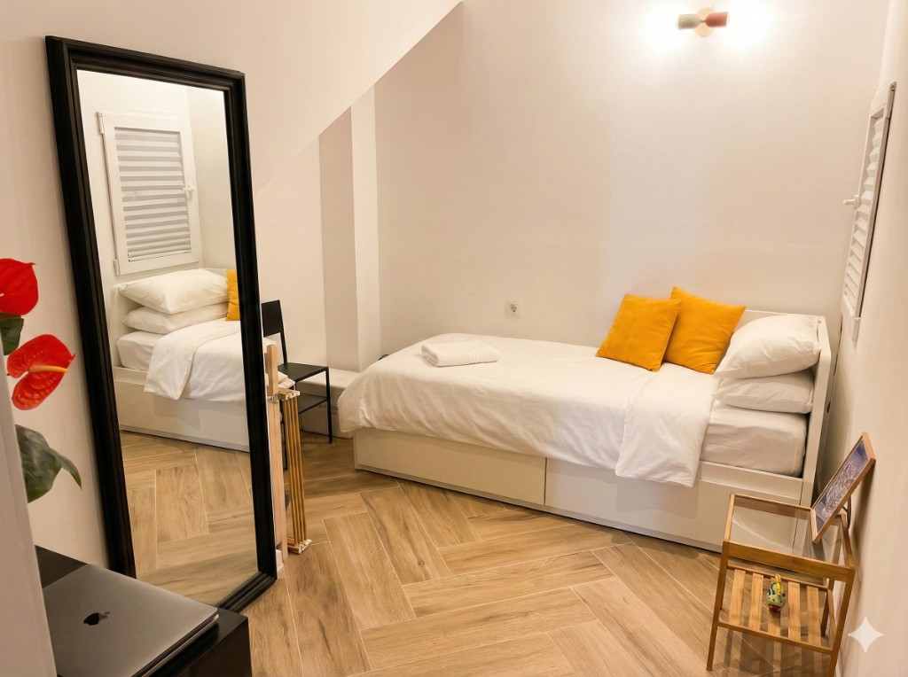 Habitación con espejo y luz natural